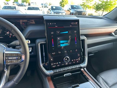 Used 2025 GMC Yukon XL Denali AWD/4WD image 19