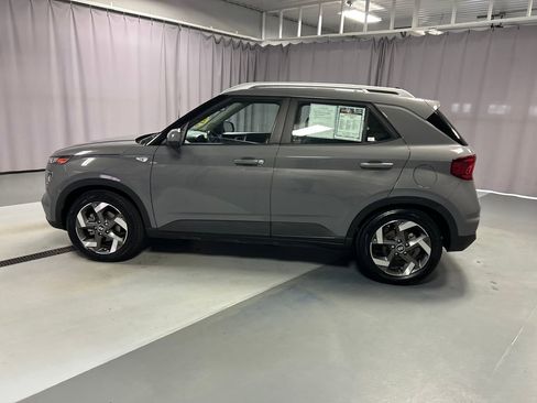 Used 2022 Hyundai Venue SEL FWD image 4