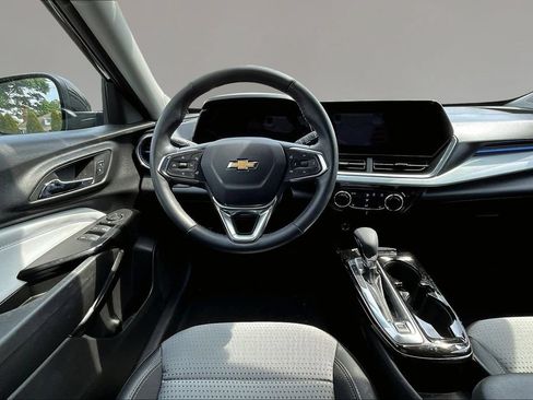 Used 2024 Chevrolet Trax LT w/ Driver Confidence Package FWD image 8