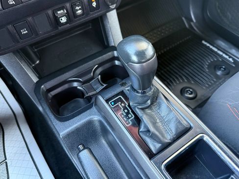 Used 2019 Toyota Tacoma TRD Sport AWD/4WD image 25