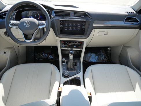 Certified 2024 Volkswagen Tiguan SE image 10