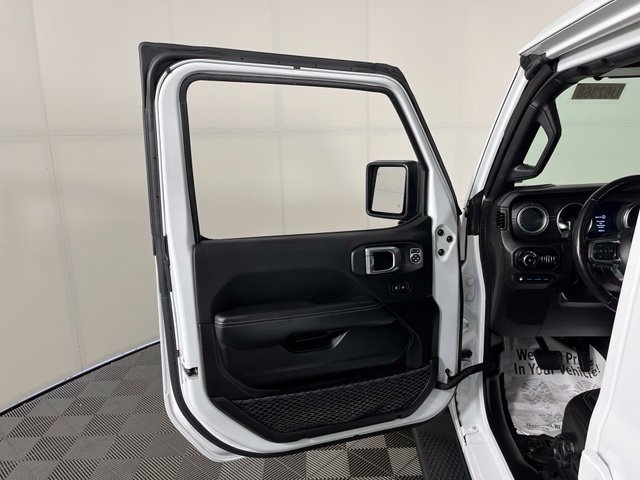 Used 2022 Jeep Wrangler Unlimited Sahara w/ Cold Weather Group AWD/4WD image 15
