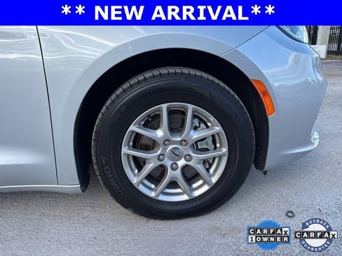 Used 2024 Chrysler Pacifica Touring-L image 20