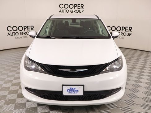 Used 2022 Chrysler Voyager LX image 8