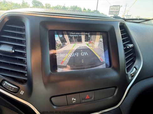 Used 2019 Jeep Cherokee Latitude Plus AWD/4WD image 13