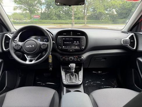 Certified 2025 Kia Soul LX w/ LX Technology Package FWD image 32
