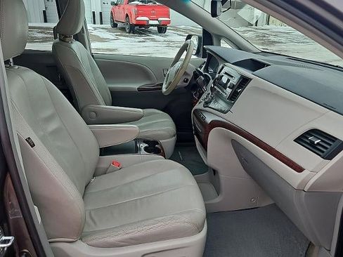 Used 2012 Toyota Sienna XLE image 17
