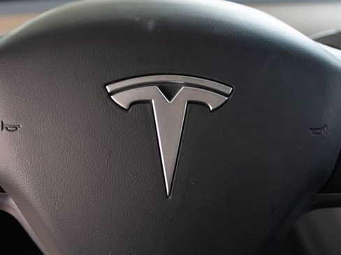 Used 2023 Tesla Model Y Long Range image 13