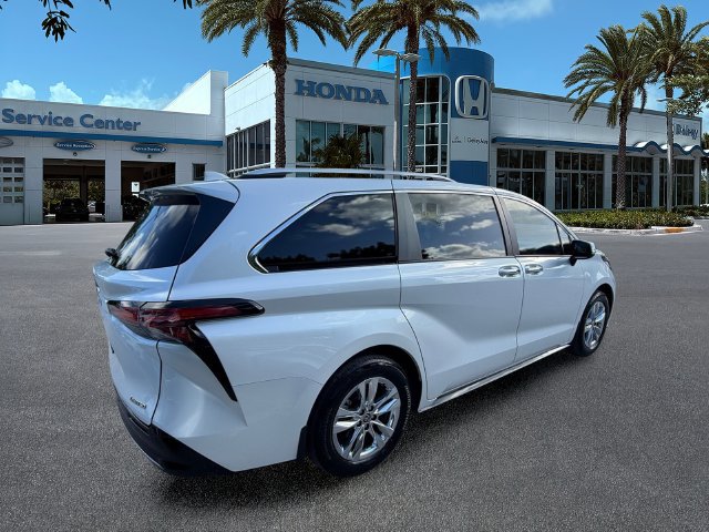Used 2025 Toyota Sienna Limited FWD image 7