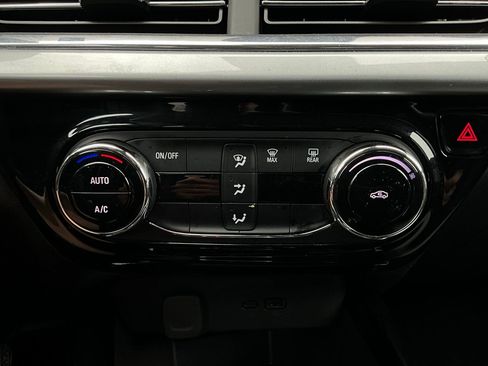 Used 2025 Chevrolet Trax LT FWD image 25