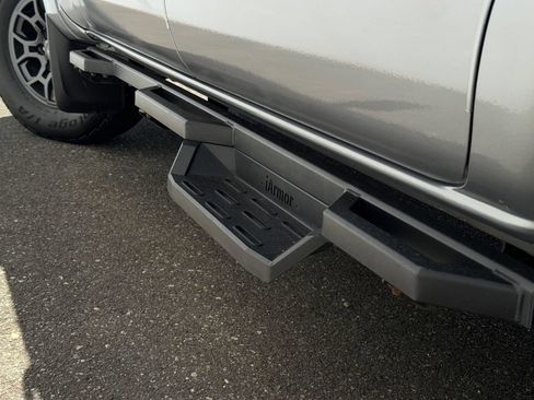 Used 2018 Toyota Tacoma SR5 AWD/4WD image 26