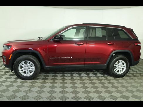 Used 2025 Jeep Grand Cherokee Laredo w/ Luxury Tech Group I image 15