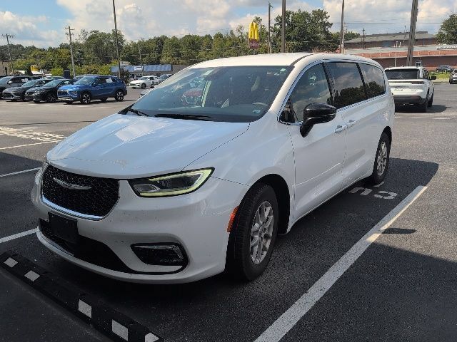 Used 2024 Chrysler Pacifica Touring-L FWD image 3