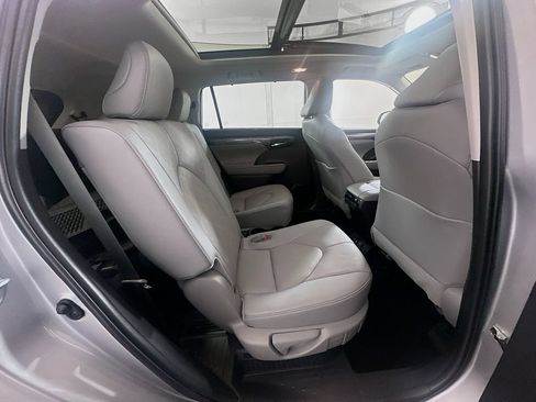 Certified 2025 Toyota Highlander Platinum AWD/4WD image 28