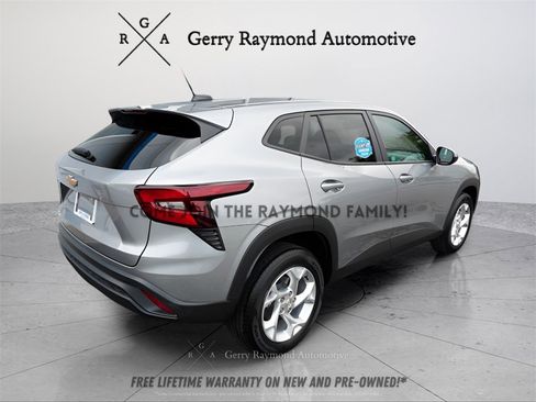 Used 2025 Chevrolet Trax LS w/ LS Convenience Package image 6