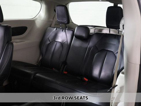 Used 2023 Chrysler Pacifica Touring-L FWD image 8