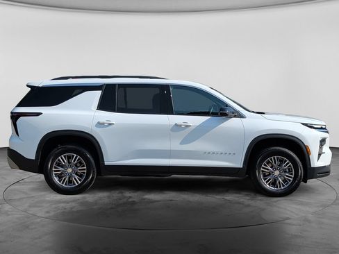 Used 2025 Chevrolet Traverse LT FWD image 8
