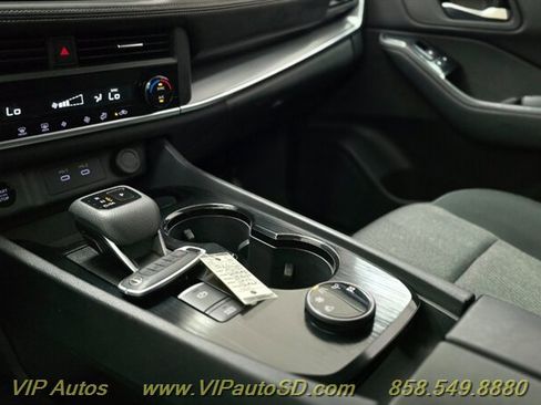 Used 2025 Nissan Rogue SV image 20