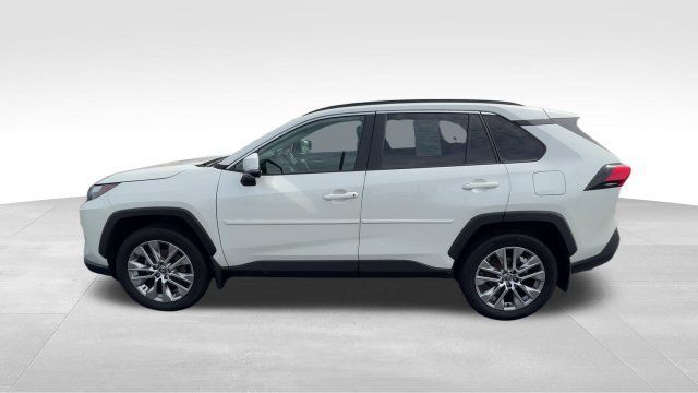 Used 2022 Toyota RAV4 XLE Premium AWD/4WD image 3