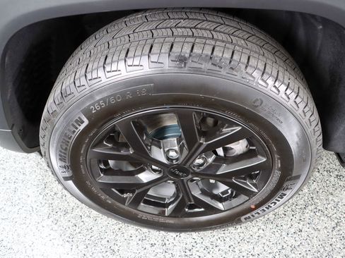 Used 2023 Jeep Grand Cherokee L Limited AWD/4WD image 11