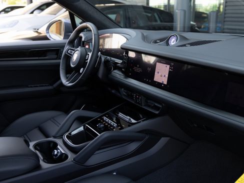 Certified 2026 Porsche Cayenne GTS image 43