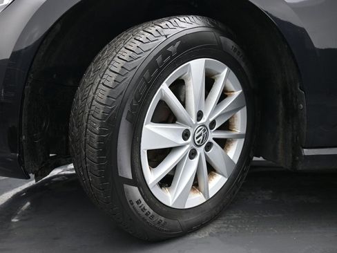 Used 2018 Volkswagen Golf S image 41