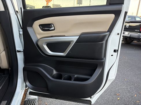 Used 2019 Nissan Titan SV w/ SV Convenience Package image 17