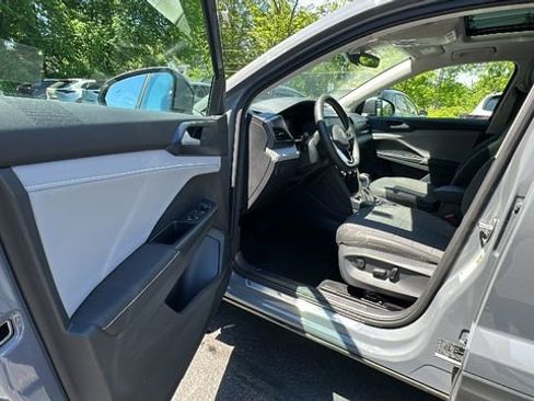 Used 2024 Volkswagen Taos SE w/ Panoramic Sunroof Package AWD/4WD image 28
