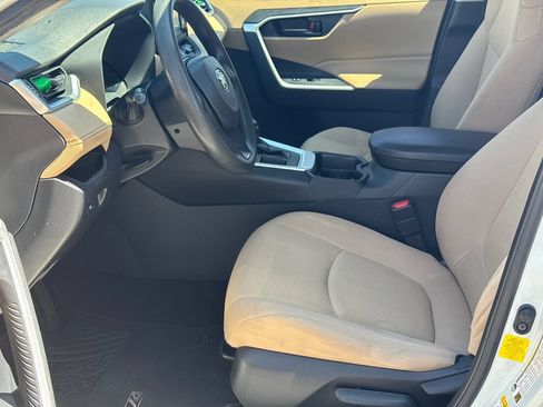Used 2019 Toyota RAV4 LE FWD image 8