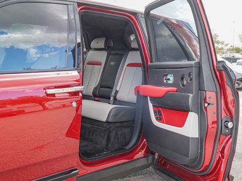Certified 2024 Rolls-Royce Cullinan Black Badge w/ Dark Exterior Package AWD/4WD image 44