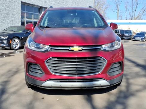 Used 2019 Chevrolet Trax LT w/ Driver Confidence Package FWD image 2
