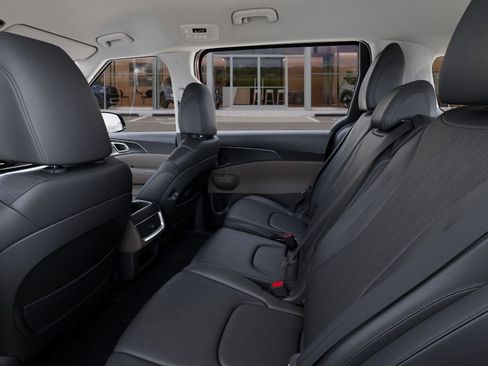 New 2025 Kia Carnival FWD image 18