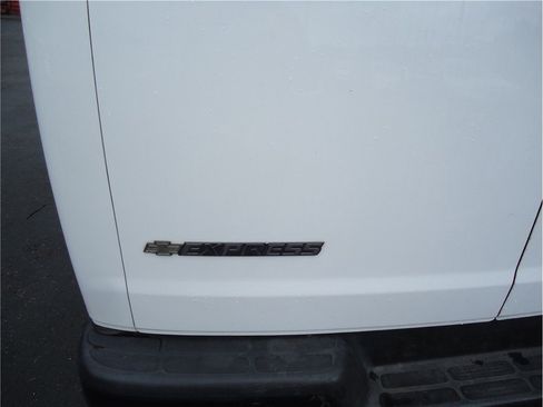 Used 2017 Chevrolet Express 2500 image 7