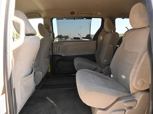 Used 2015 Toyota Sienna LE image 19