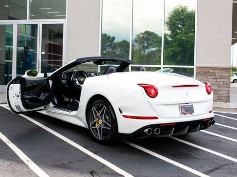 Used 2015 Ferrari California T RWD image 21