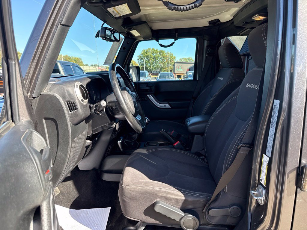 Used 2017 Jeep Wrangler Unlimited Sahara w/ Connectivity Group AWD/4WD image 27