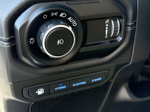 Used 2025 Jeep Wrangler Unlimited Sahara image 14