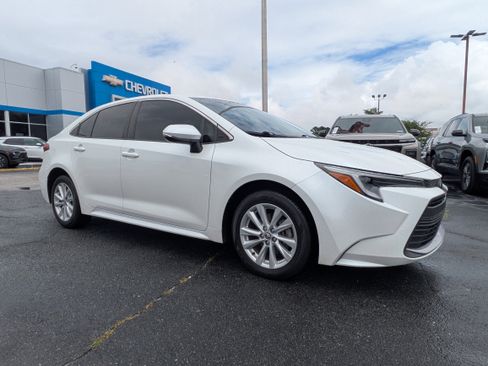 Used 2024 Toyota Corolla XLE FWD image 3