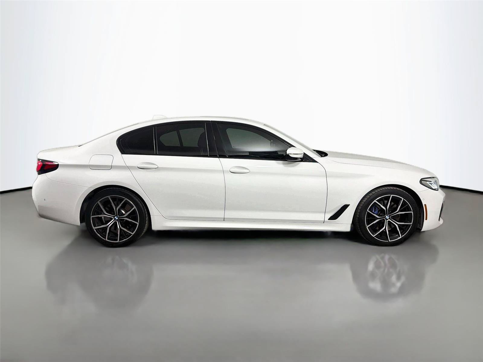 Used 2023 BMW 530i w/ M Sport Package RWD image 4