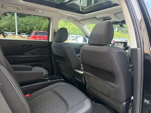 Used 2023 Nissan Pathfinder SV w/ SV Premium Package AWD/4WD image 19
