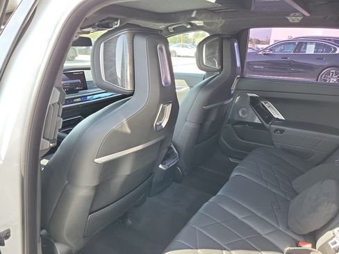 Used 2023 BMW i7 xDrive60 w/ Executive Package 2 AWD/4WD image 13