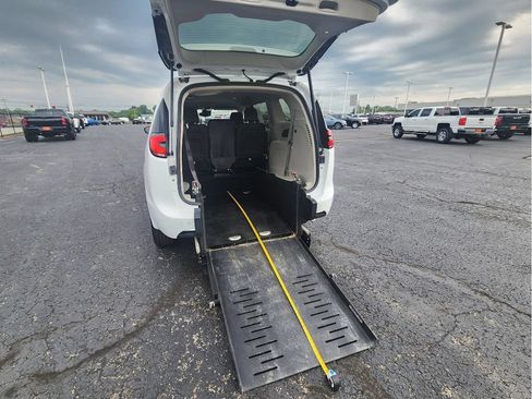 Used 2023 Chrysler Pacifica Touring-L FWD image 13