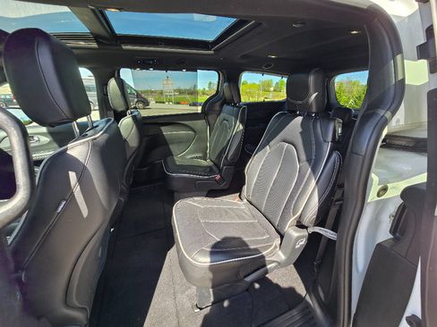 Used 2025 Chrysler Pacifica Limited FWD image 19
