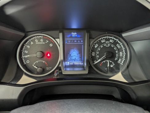 Used 2017 Toyota Tacoma TRD Sport AWD/4WD image 9