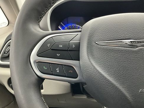 Used 2024 Chrysler Pacifica Touring-L image 18