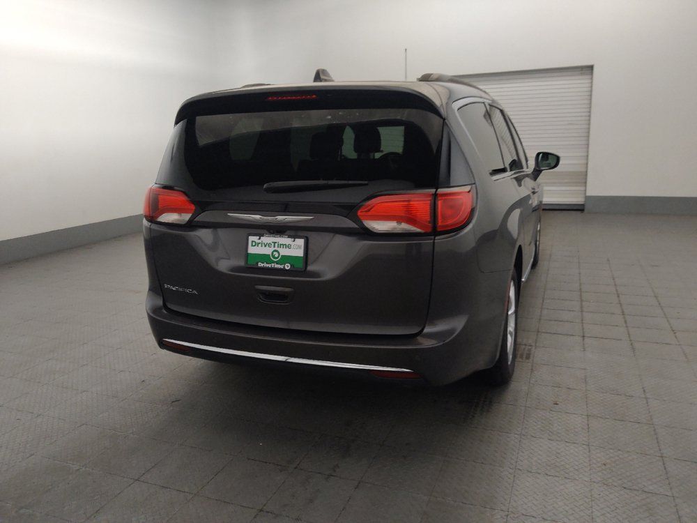 Used 2017 Chrysler Pacifica Touring-L w/ Tire & Wheel Group FWD image 7