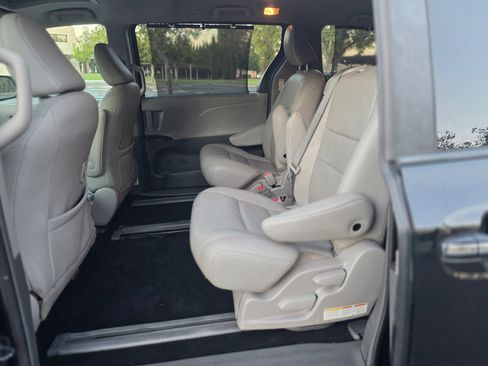 Used 2017 Toyota Sienna XLE FWD image 13