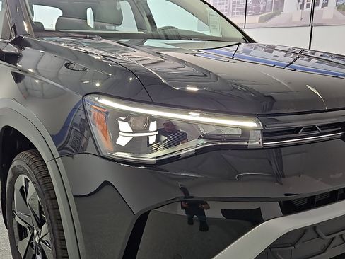 New 2026 Volkswagen Taos SE image 6