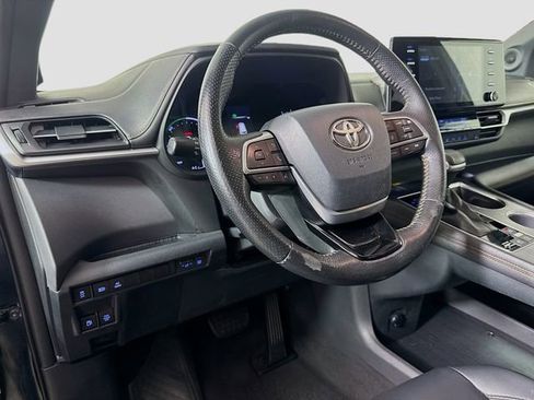 Certified 2022 Toyota Sienna XLE Woodland Edition AWD/4WD image 19