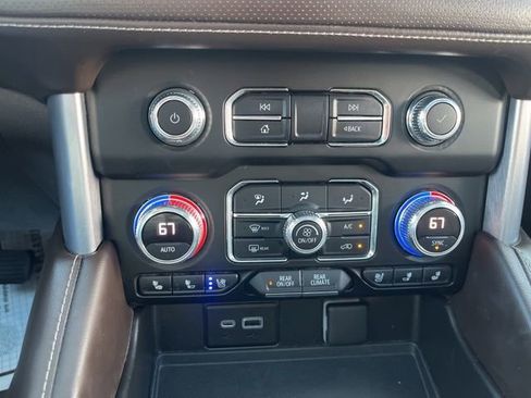 Used 2022 GMC Yukon XL SLT w/ SLT Premium Package RWD image 17